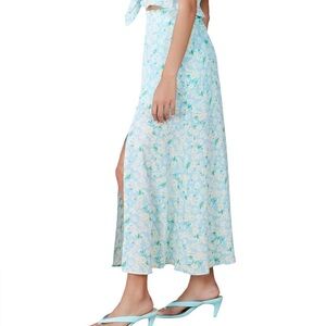 NWOT BCBGeneration Blue Floral Print Pull in Maxi Skirt Size S cottage, boho